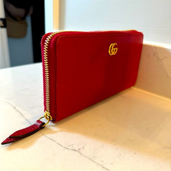 Gucci Marmont GG Logo Red Pebbled Leather Zip Around Wallet - Picture 5 of 6